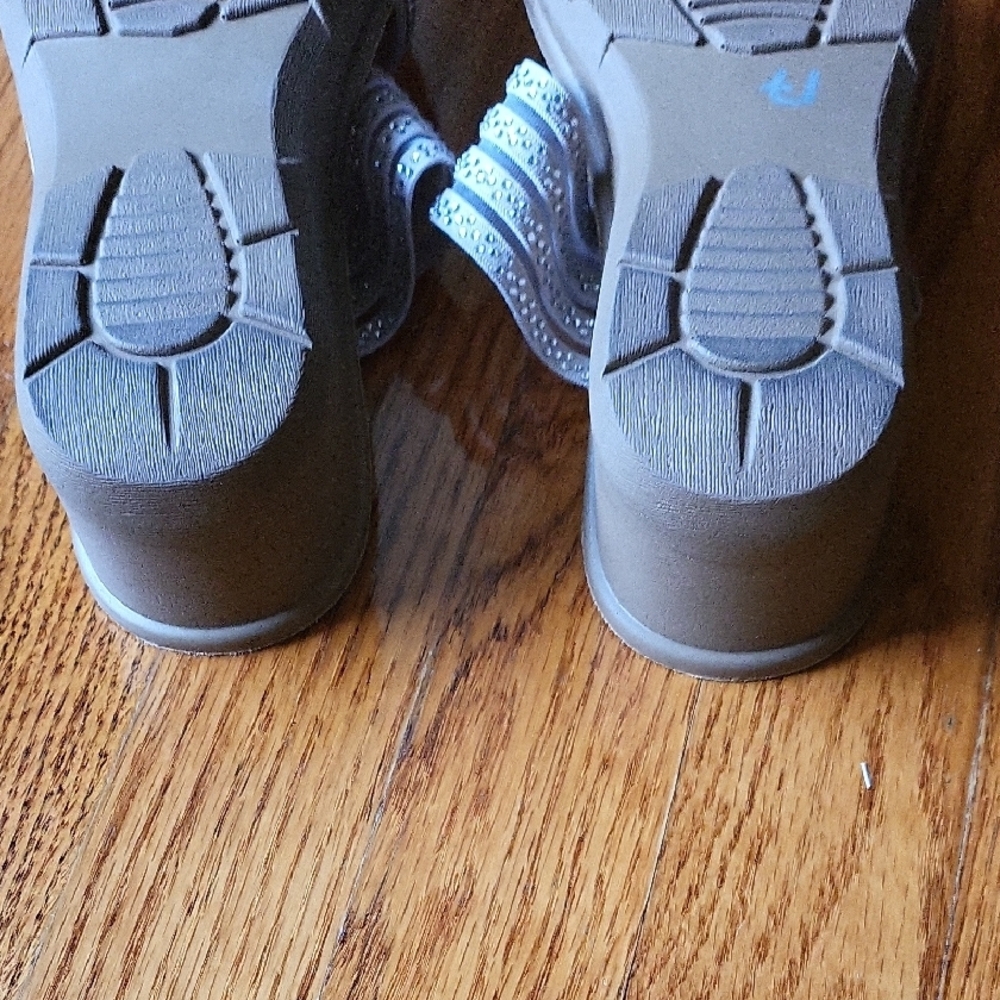 Daisy Fuentes Glittering Silver Sandals - Picture 5 of 5